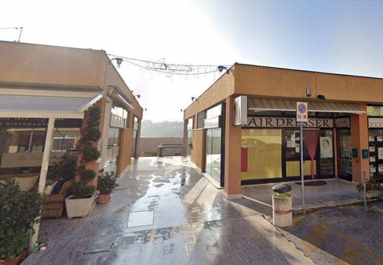 A Loreto in zona servita, ampio locale uso ufficio con possibilità di cambio destinazione in abitativo